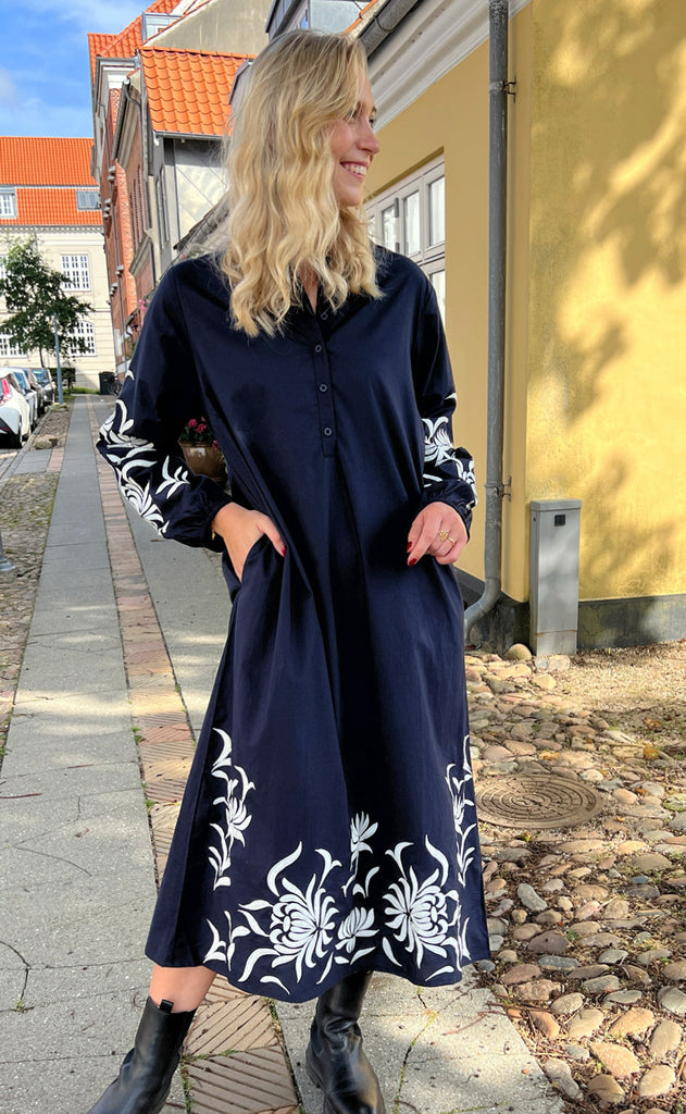 INA Copenhagen Kjole - Tilde Long - Navy W. Emroidery