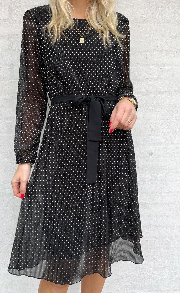 INA Copenhagen Kjole - Victoria Plisse - Black W. Gold Dots