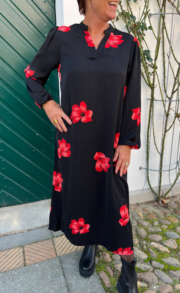 INA Copenhagen Kjole - Tia - Black W. Red Flowers