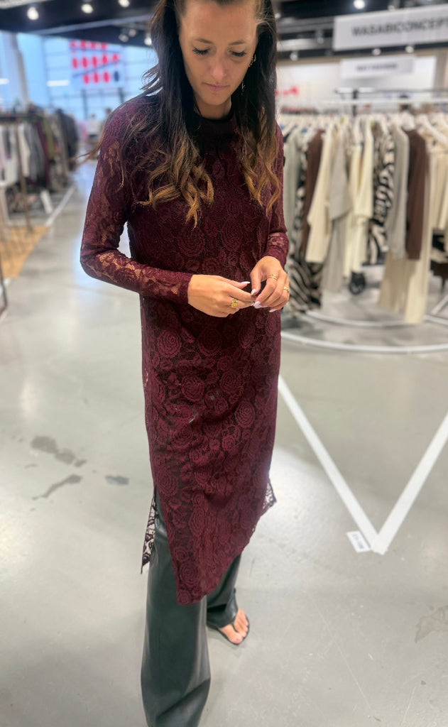 Liberte Kjole - Lacy - Bordeaux Lace