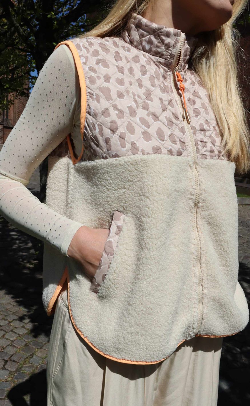 Liberte Vest - Teddy - Creme Pale Lux Leo/Neon Orange