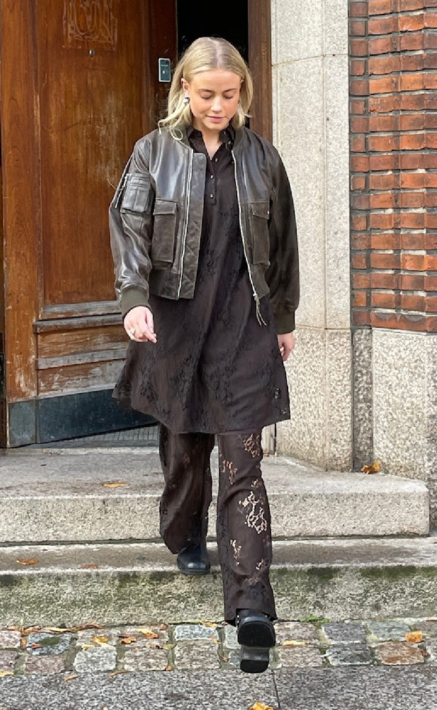 Love & Divine Kjole - Love441-39 - D. Chocolate