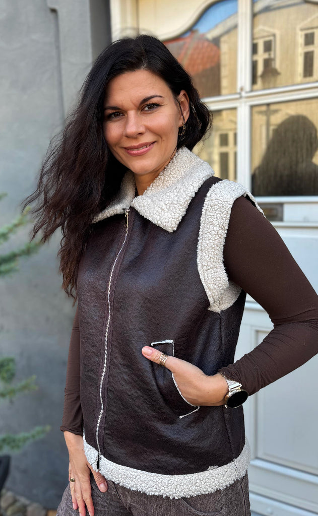 Marta Du Chateau Vest - Valley - Moro