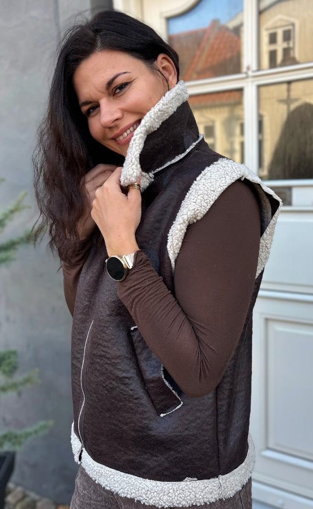 Marta Du Chateau Vest - Valley - Moro