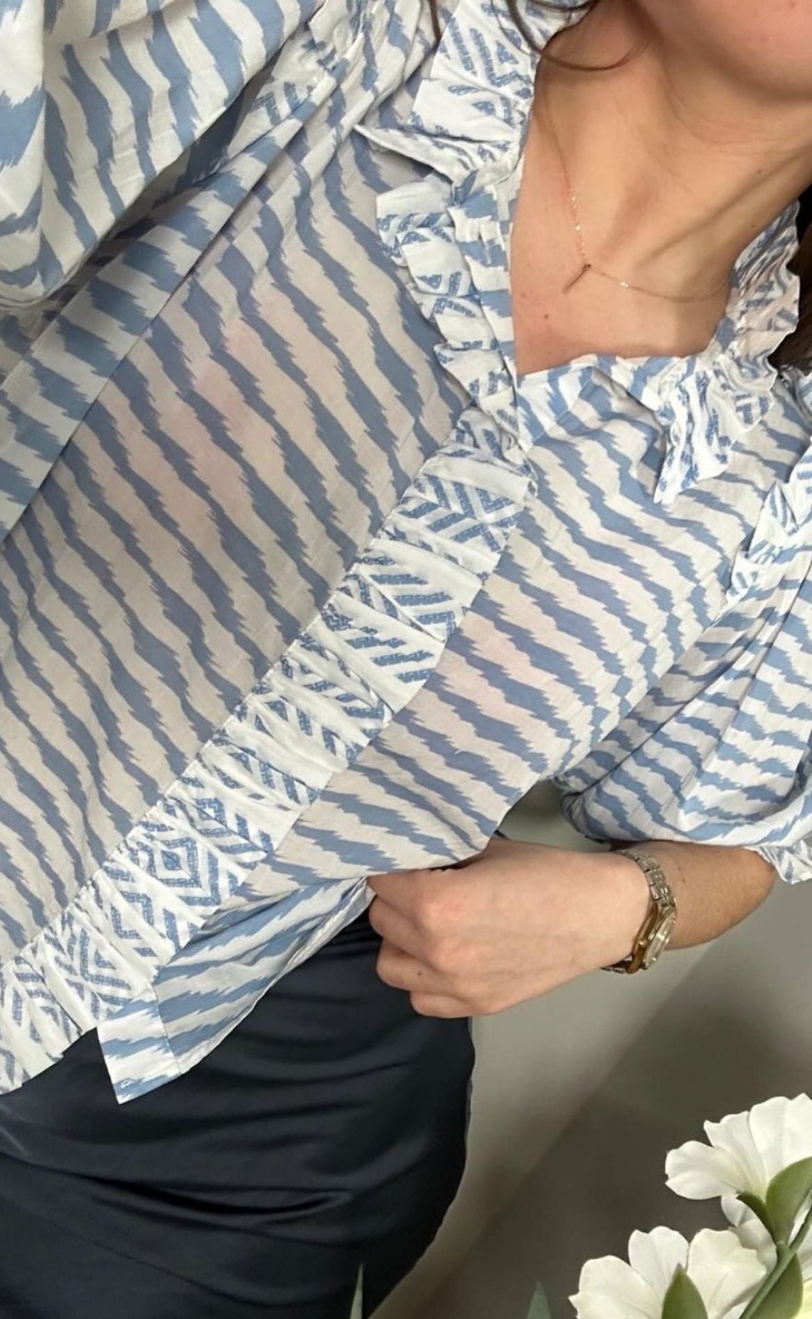 Neo Noir Bluse - Chacha Graphic - Light Blue