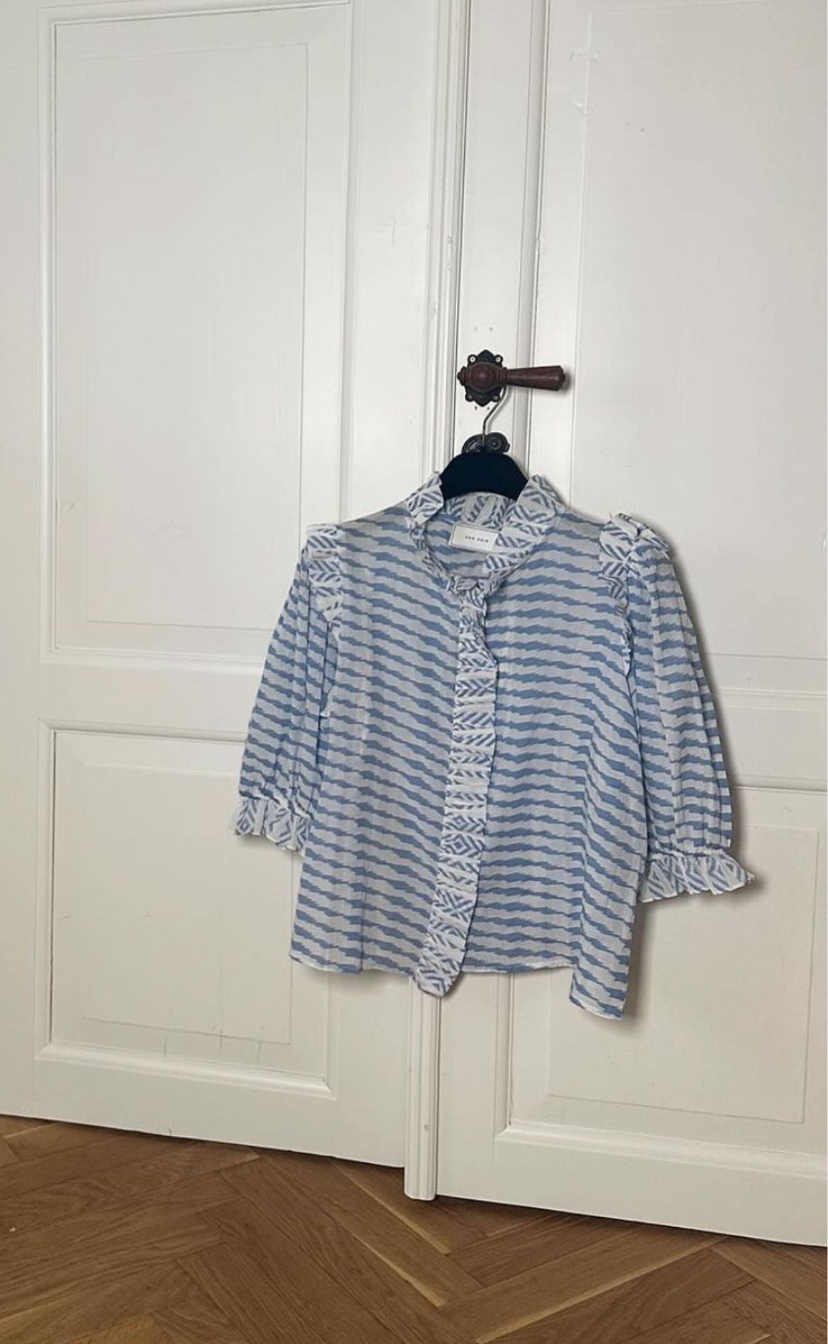 Neo Noir Bluse - Chacha Graphic - Light Blue