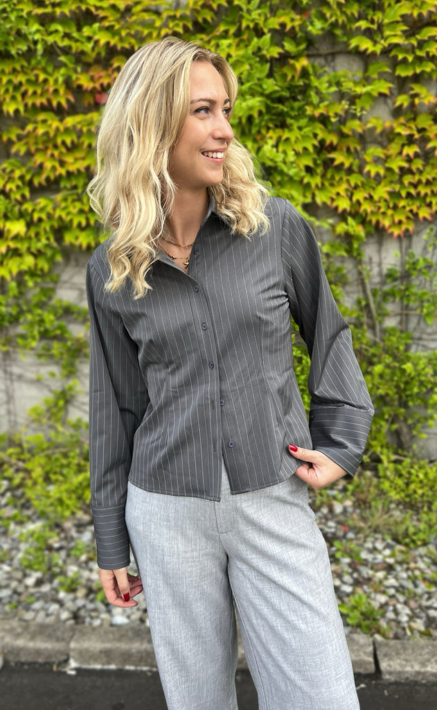 Neo Noir Bluse - Rosa Pinstripe - Grey