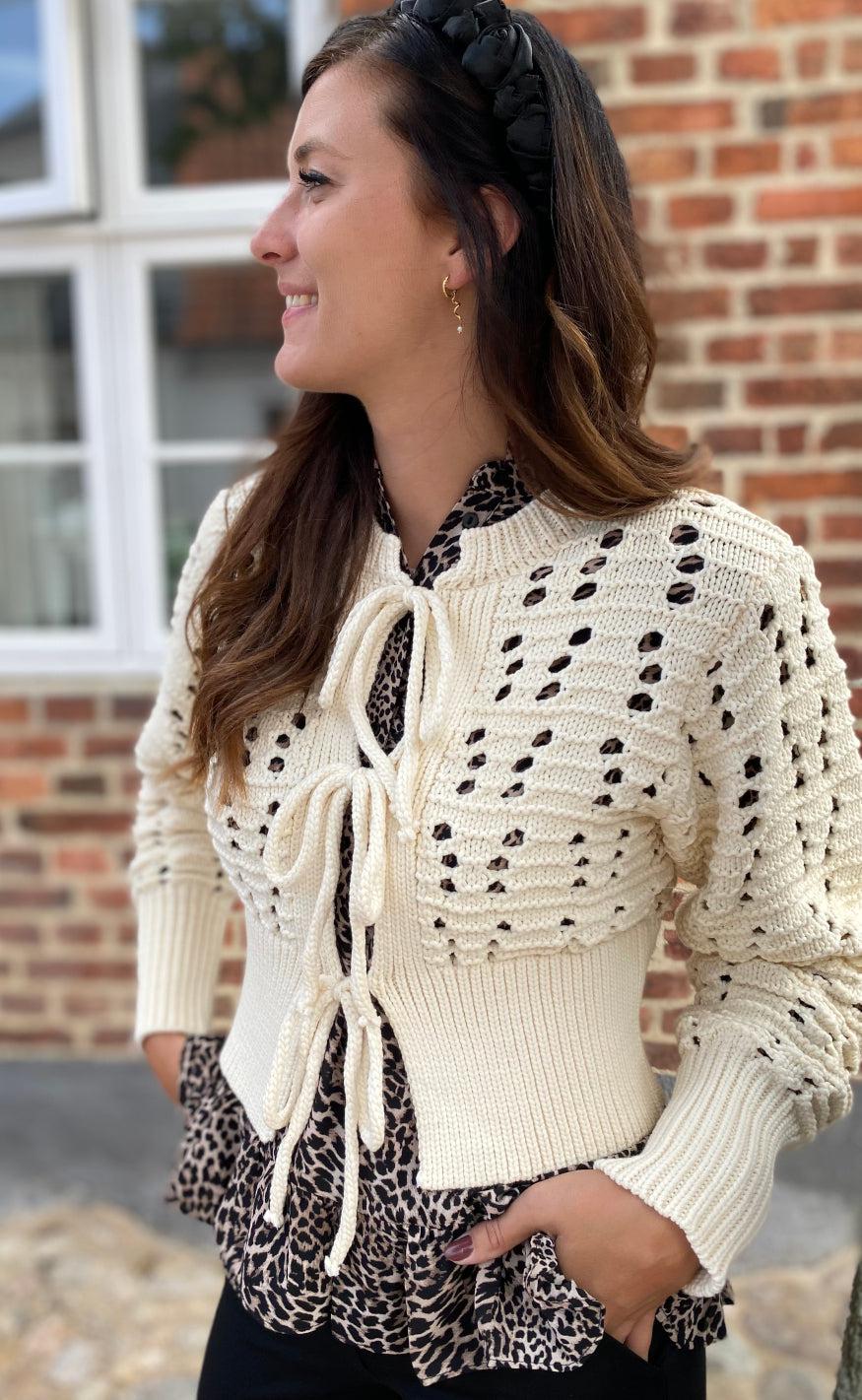 Neo Noir Cardigan - Bethie - Creme
