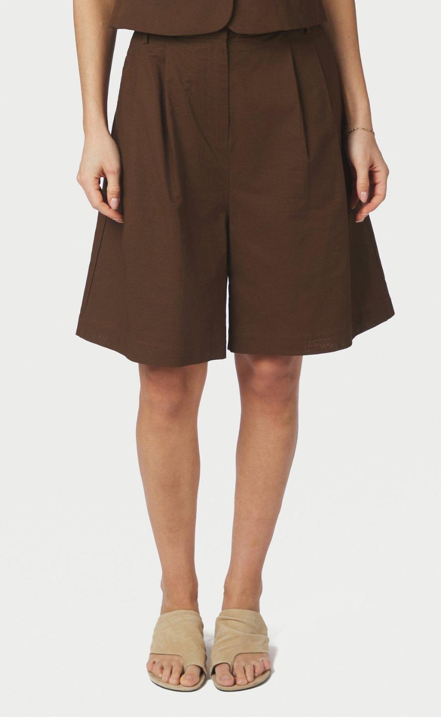Neo Noir Shorts - Nika Linen - Dark Brown