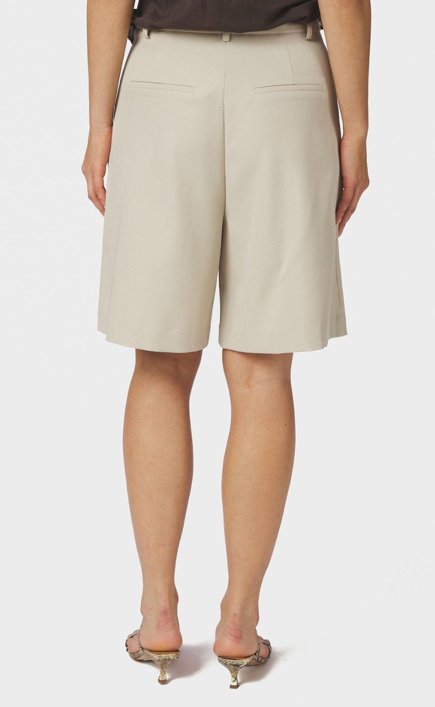 Neo Noir Shorts - Nika Structure - Creme