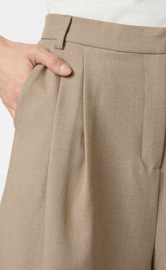 Neo Noir Shorts - Nika Structure - Dark Taupe