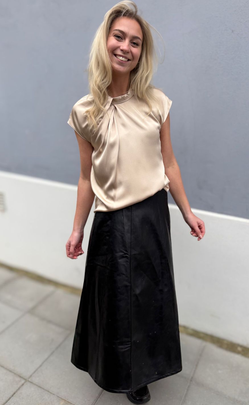 Neo Noir Top - Fleur Drapy Satin - Dark Sand