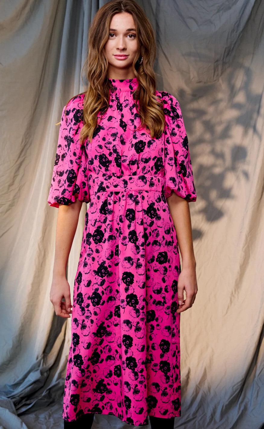 Noella Kjole - Paris Long - Fuchsia Flower