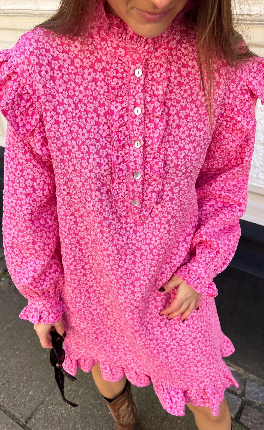 Noella Kjole - Reno Ruby Ruffle - Bright Pink