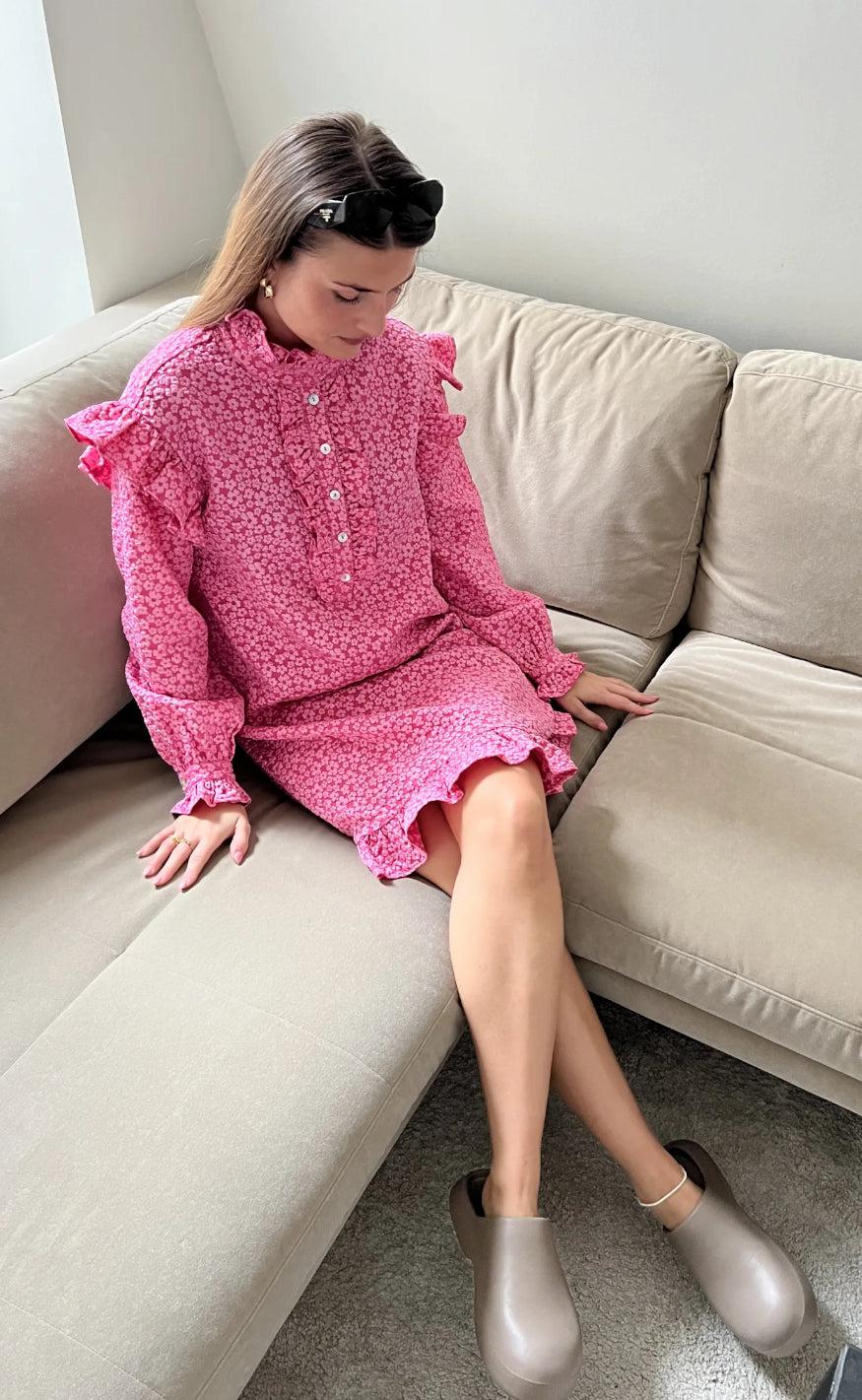 Noella Kjole - Reno Ruby Ruffle - Bright Pink