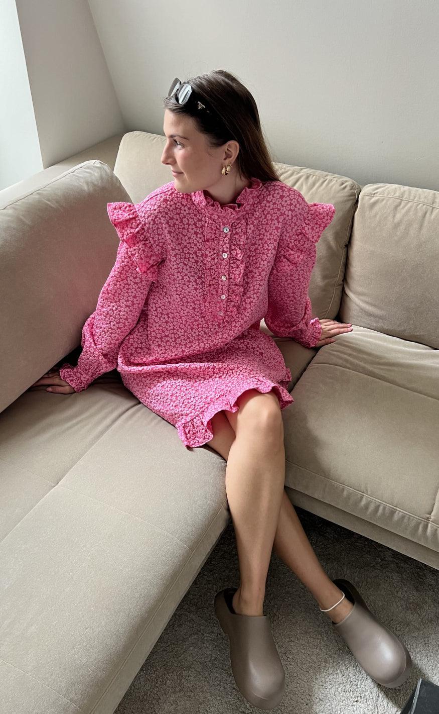 Noella Kjole - Reno Ruby Ruffle - Bright Pink