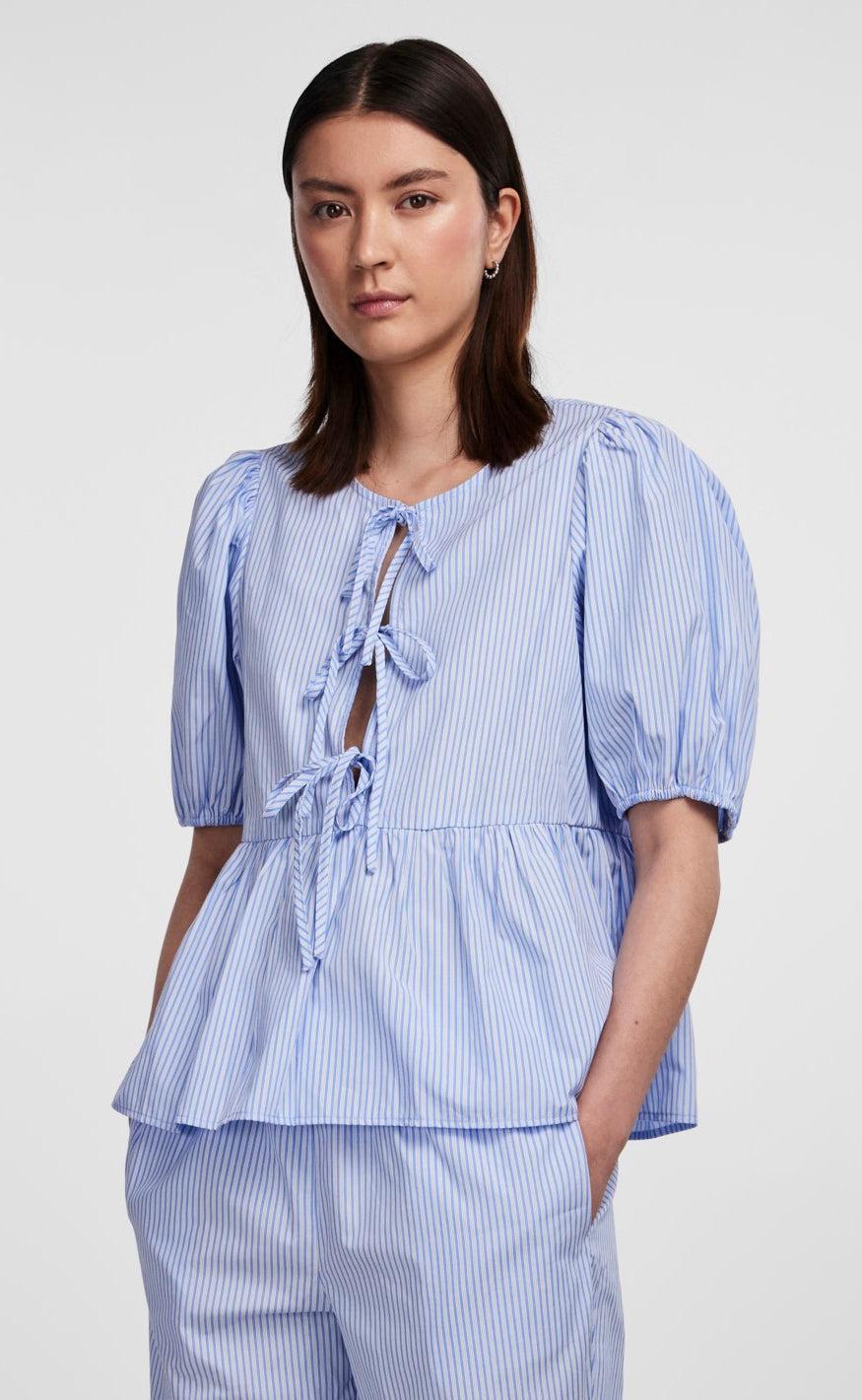 PIECES Top - Holly Tie - Cornflower Blue/White