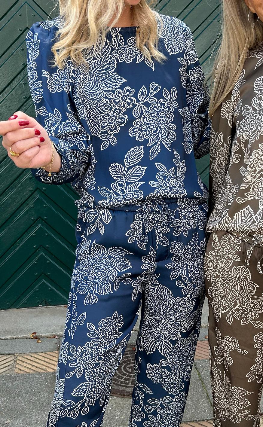 Say INA Copenhagen Bluse - Chili - Navy Blue Flower