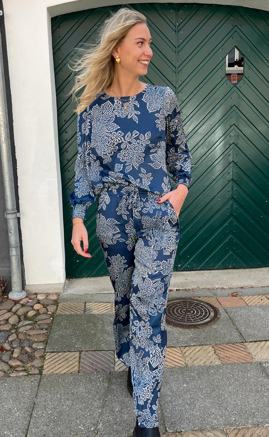 Say INA Copenhagen Bluse - Chili - Navy Blue Flower