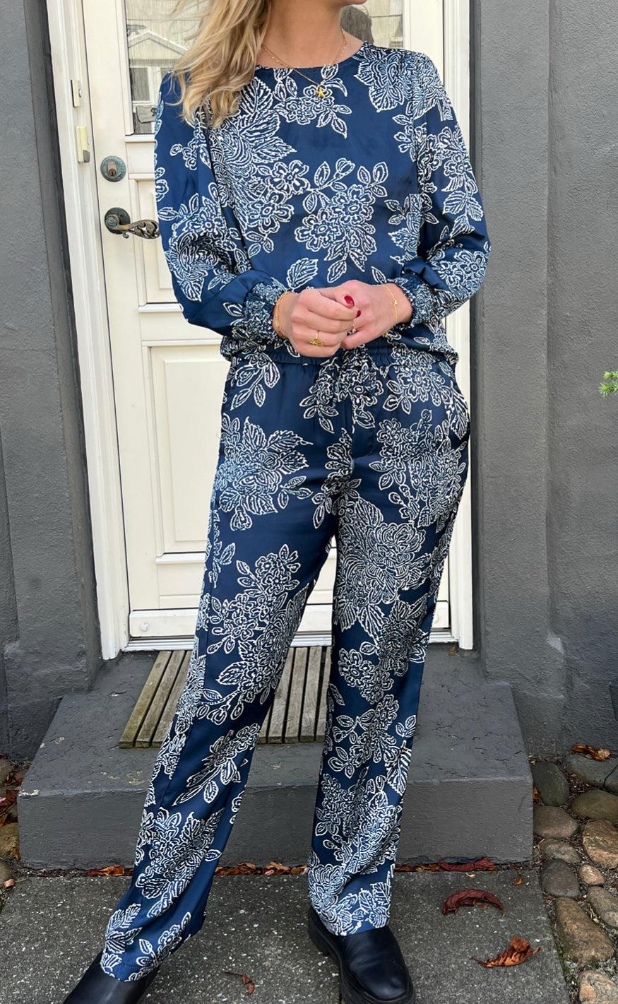 Say INA Copenhagen Bluse - Chili - Navy Blue Flower
