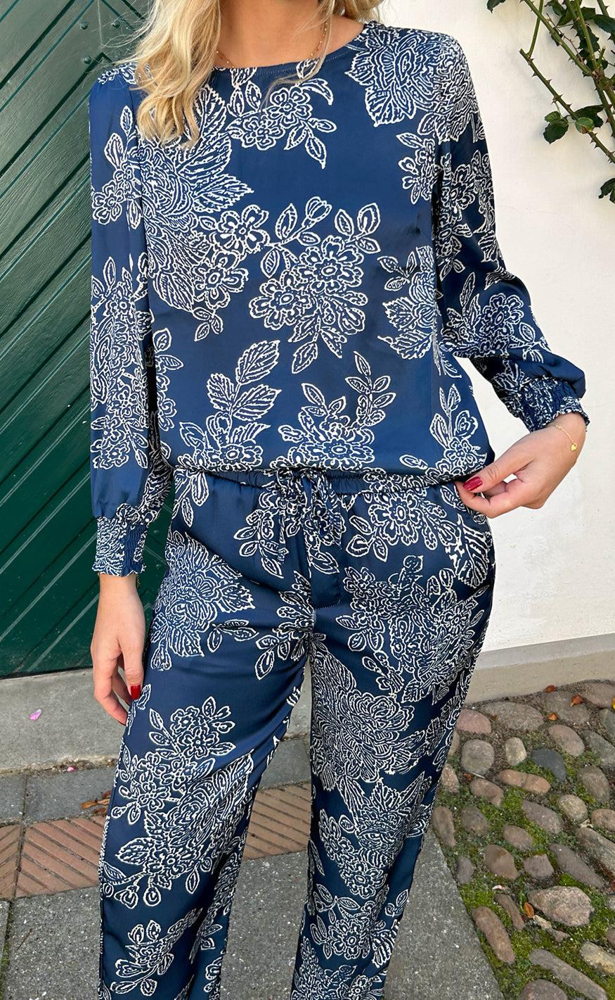 Say INA Copenhagen Bluse - Chili - Navy Blue Flower