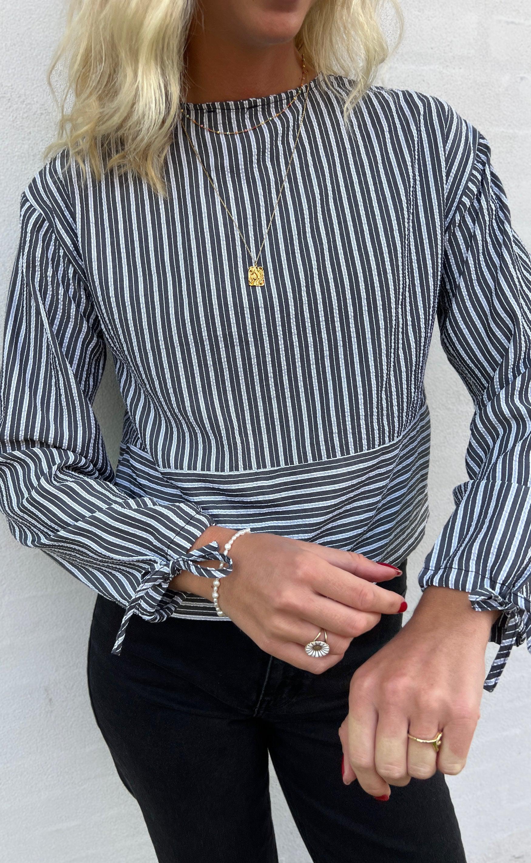 Say INA Copenhagen Bluse - Cornelia - Black / White Stripe (vendbar)