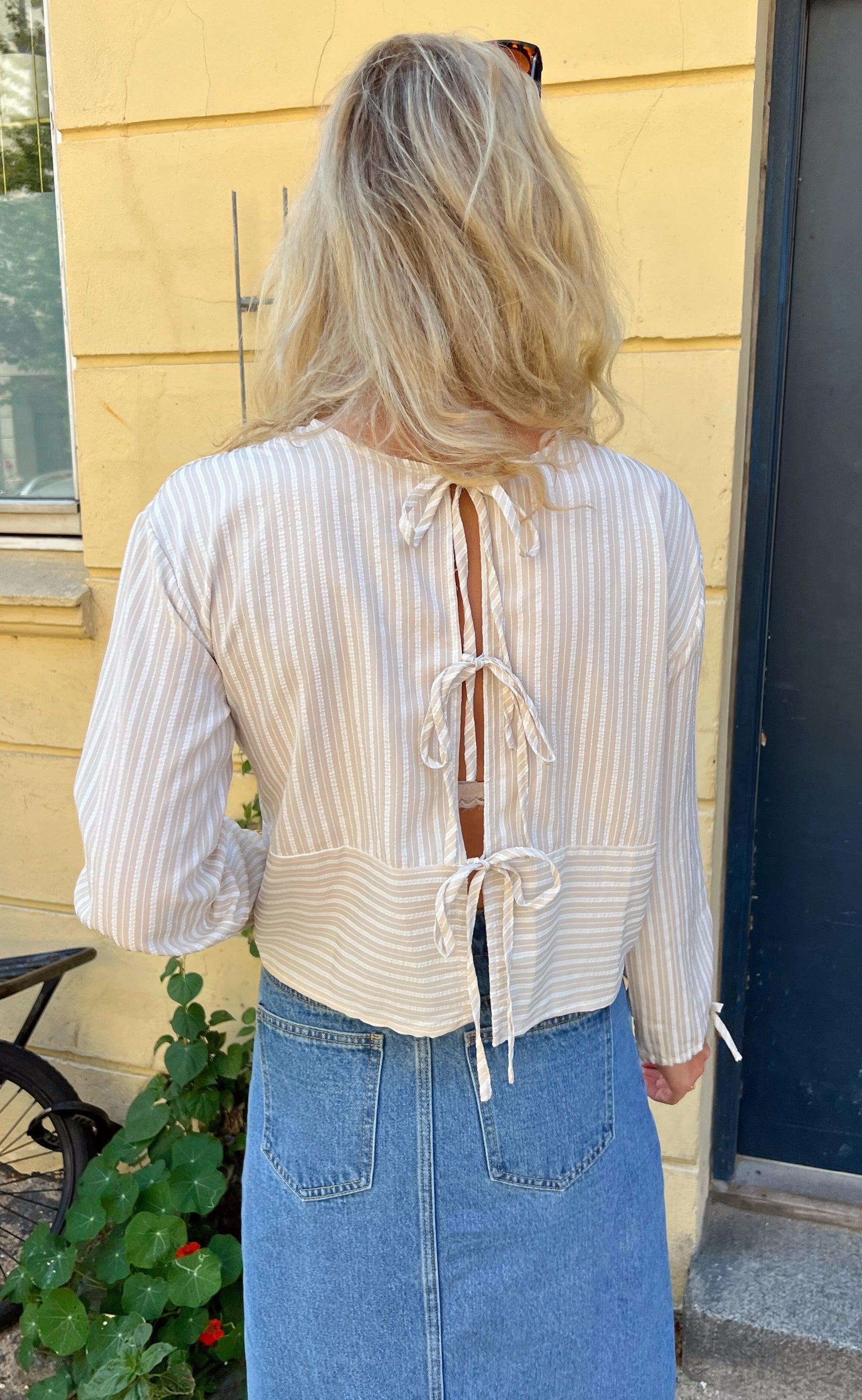 Say INA Copenhagen Bluse - Cornelia - Camel / White Stripe (vendbar)