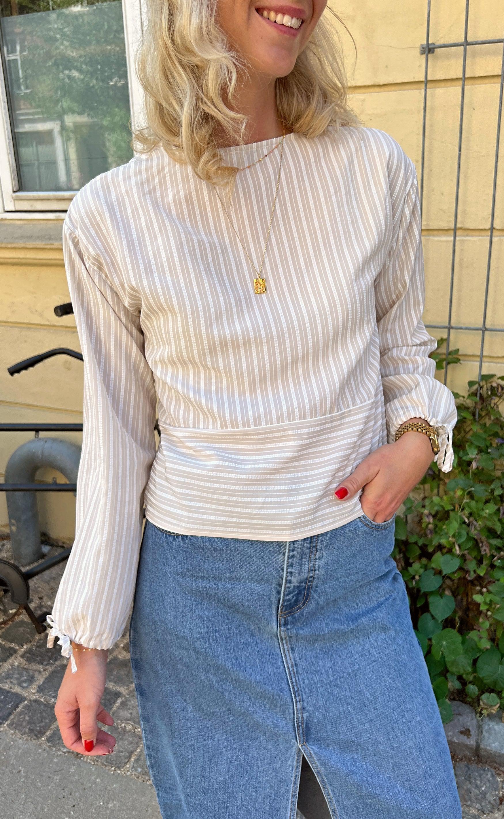 Say INA Copenhagen Bluse - Cornelia - Camel / White Stripe (vendbar)
