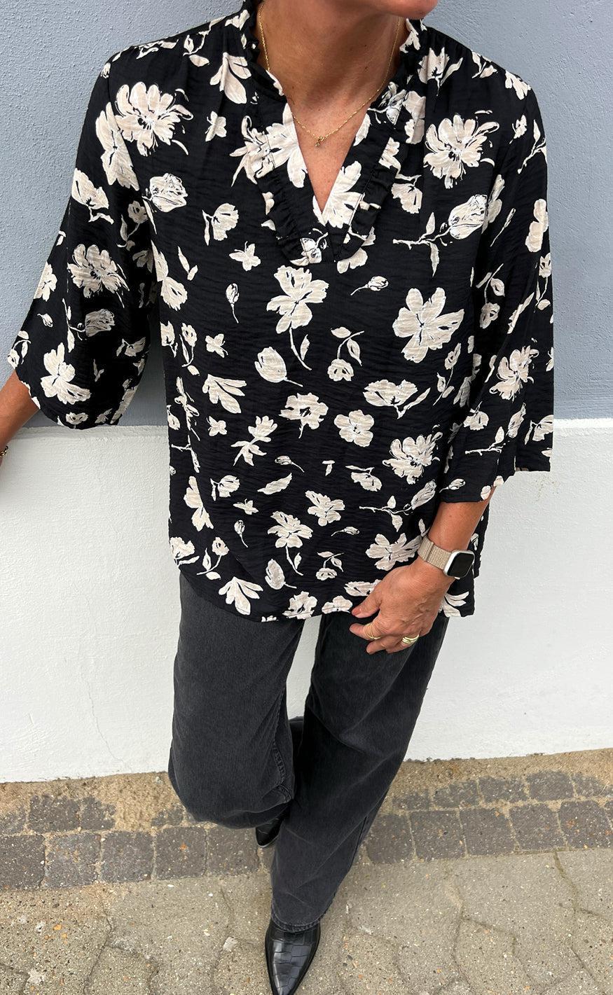 Say INA Copenhagen Bluse - Datia - Black W. Beige Flowers