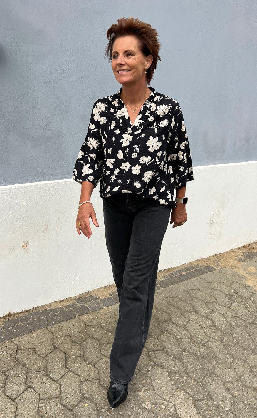 Say INA Copenhagen Bluse - Datia - Black W. Beige Flowers