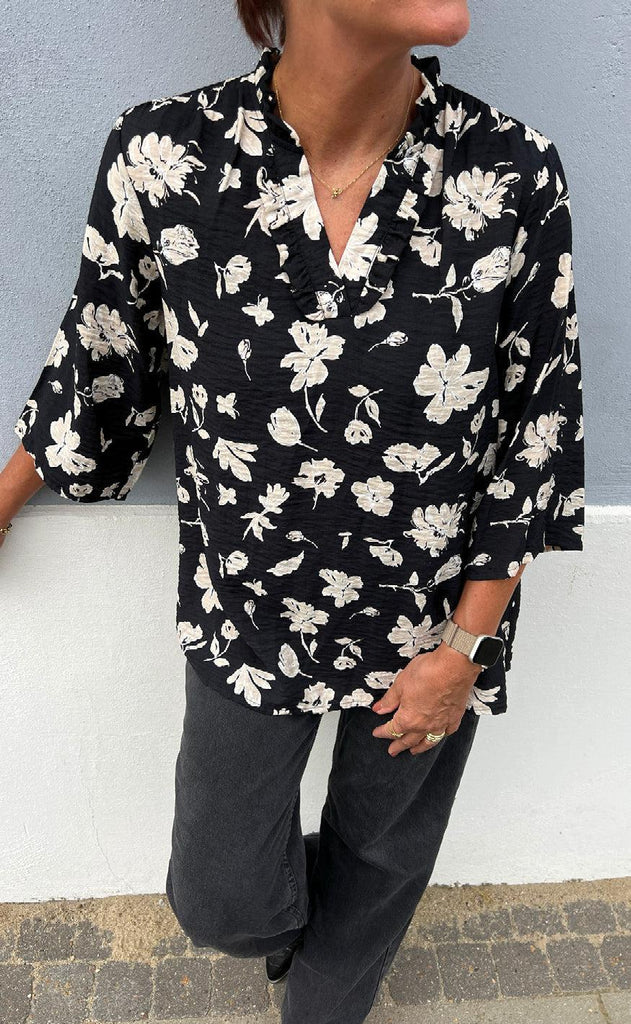 Say INA Copenhagen Bluse - Datia - Black W. Beige Flowers