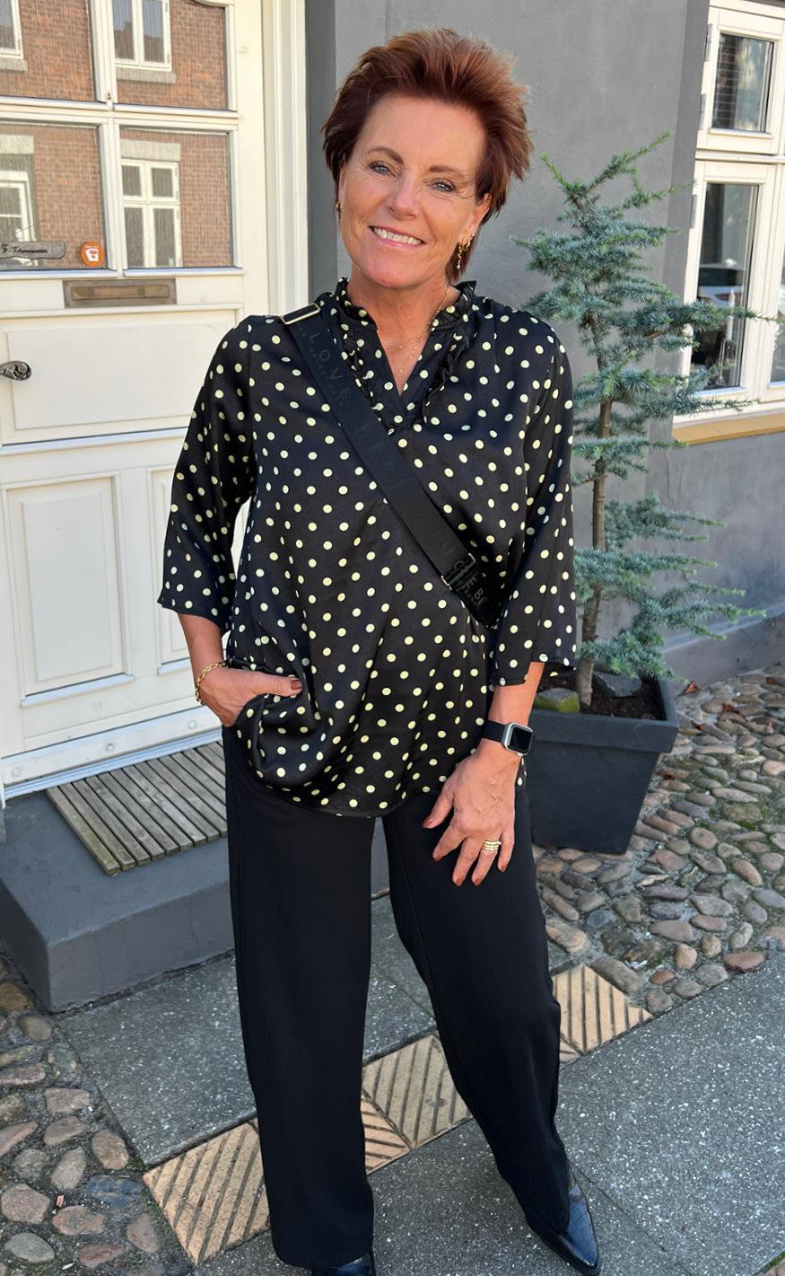 Say INA Copenhagen Bluse - Datia - Black W. Green Dots