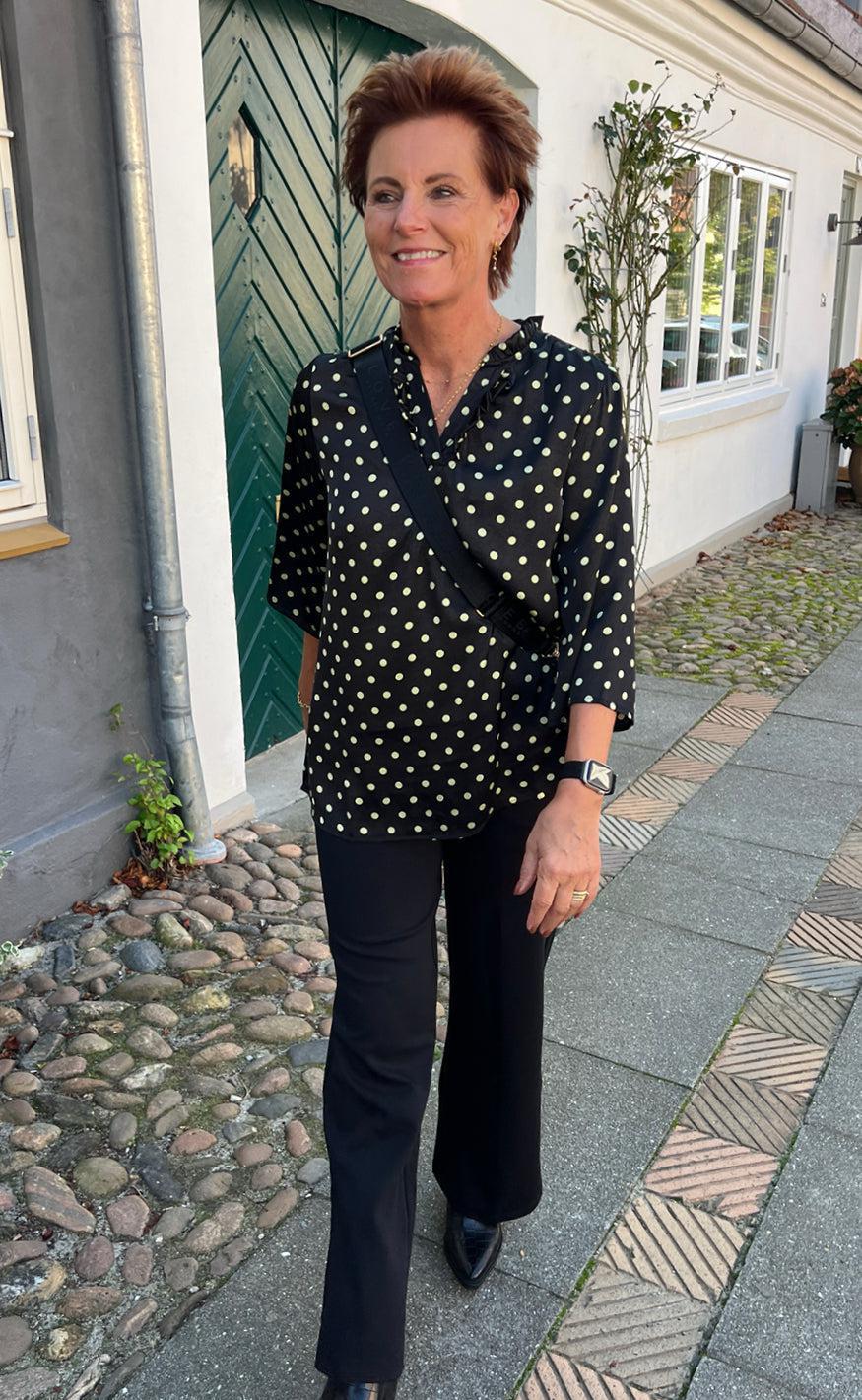 Say INA Copenhagen Bluse - Datia - Black W. Green Dots