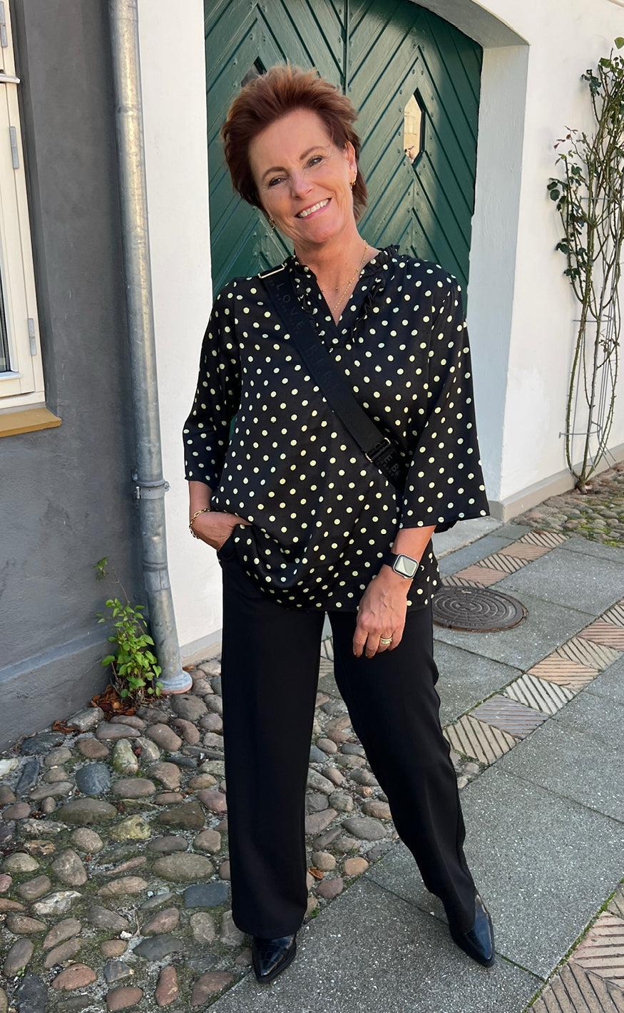 Say INA Copenhagen Bluse - Datia - Black W. Green Dots
