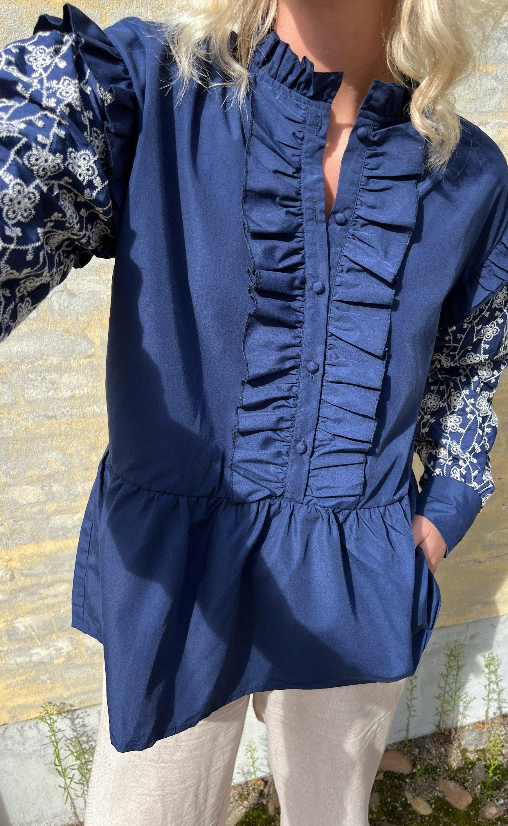 Say INA Copenhagen Bluse - Emily Broderi - Navy Blue / White