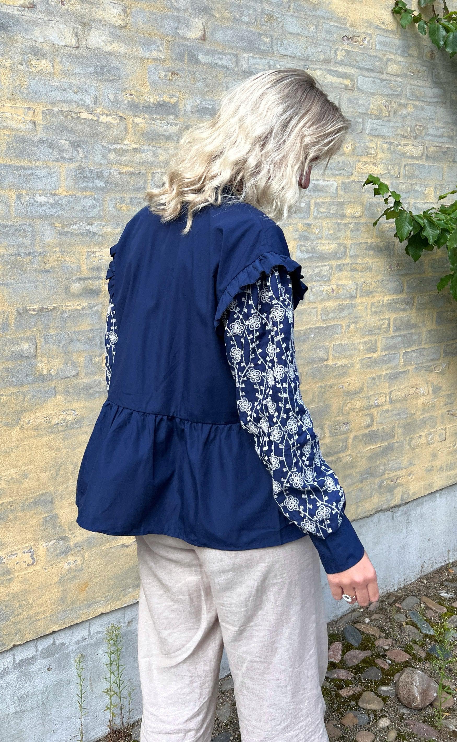 Say INA Copenhagen Bluse - Emily Broderi - Navy Blue / White