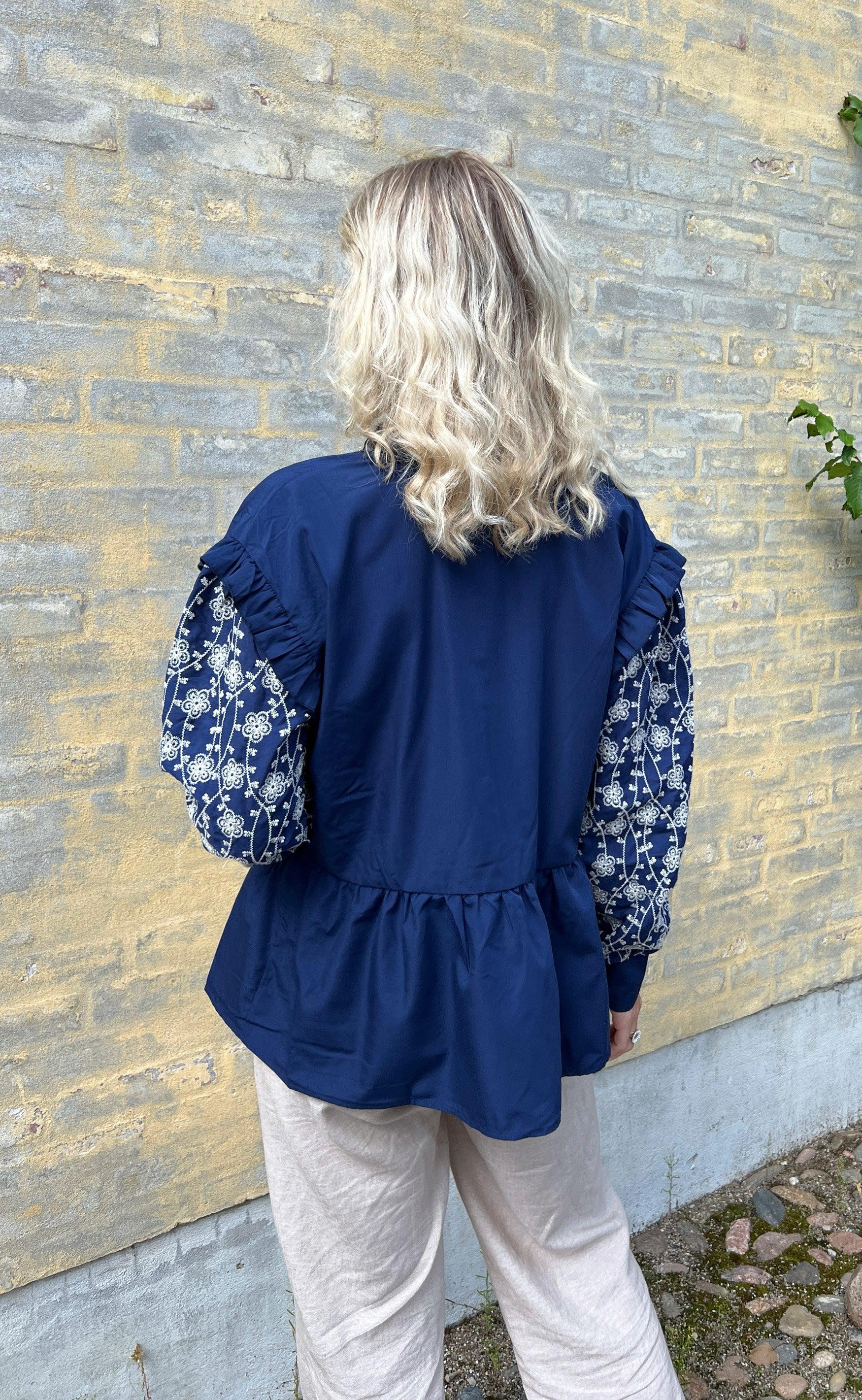 Say INA Copenhagen Bluse - Emily Broderi - Navy Blue / White