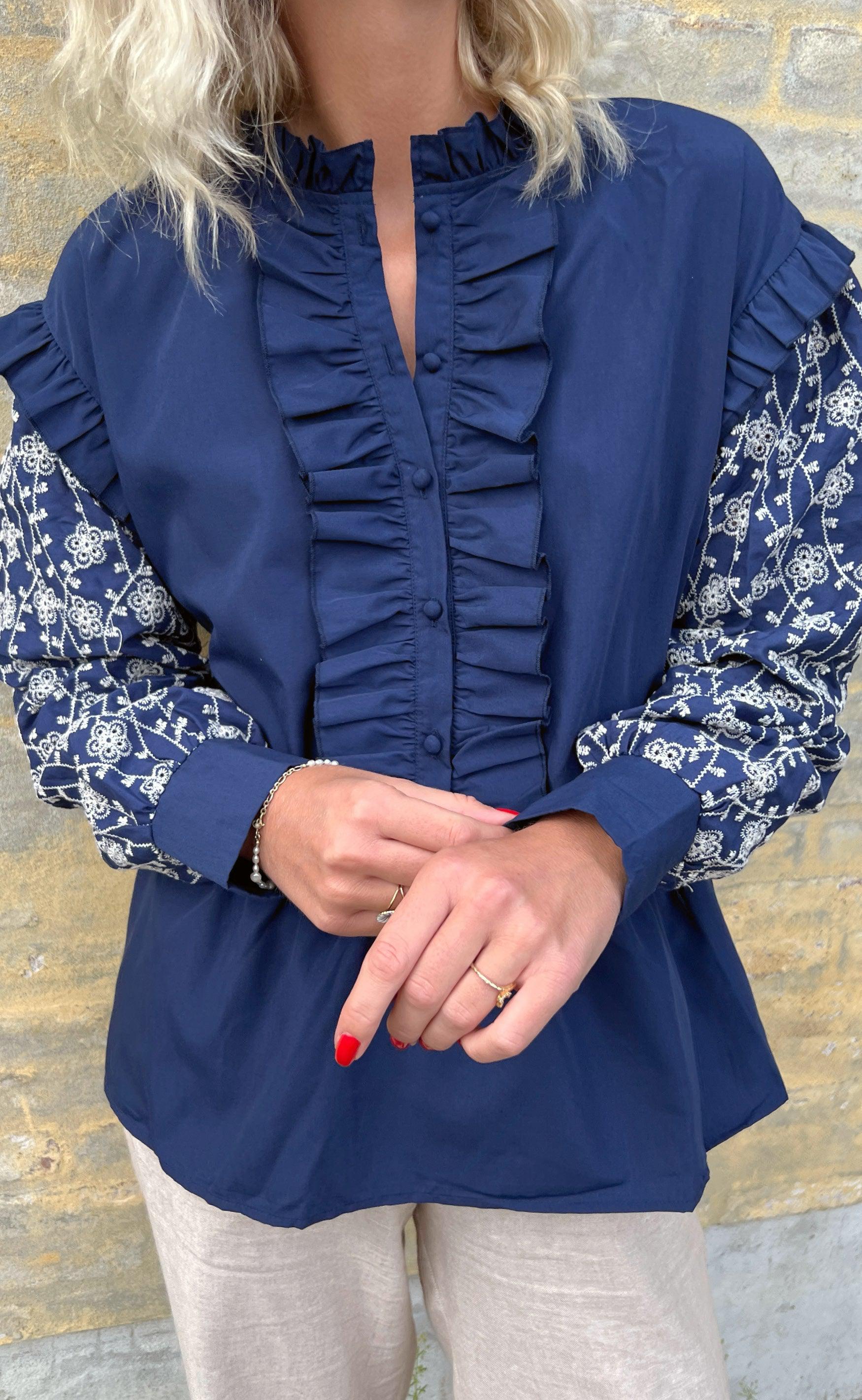 Say INA Copenhagen Bluse - Emily Broderi - Navy Blue / White
