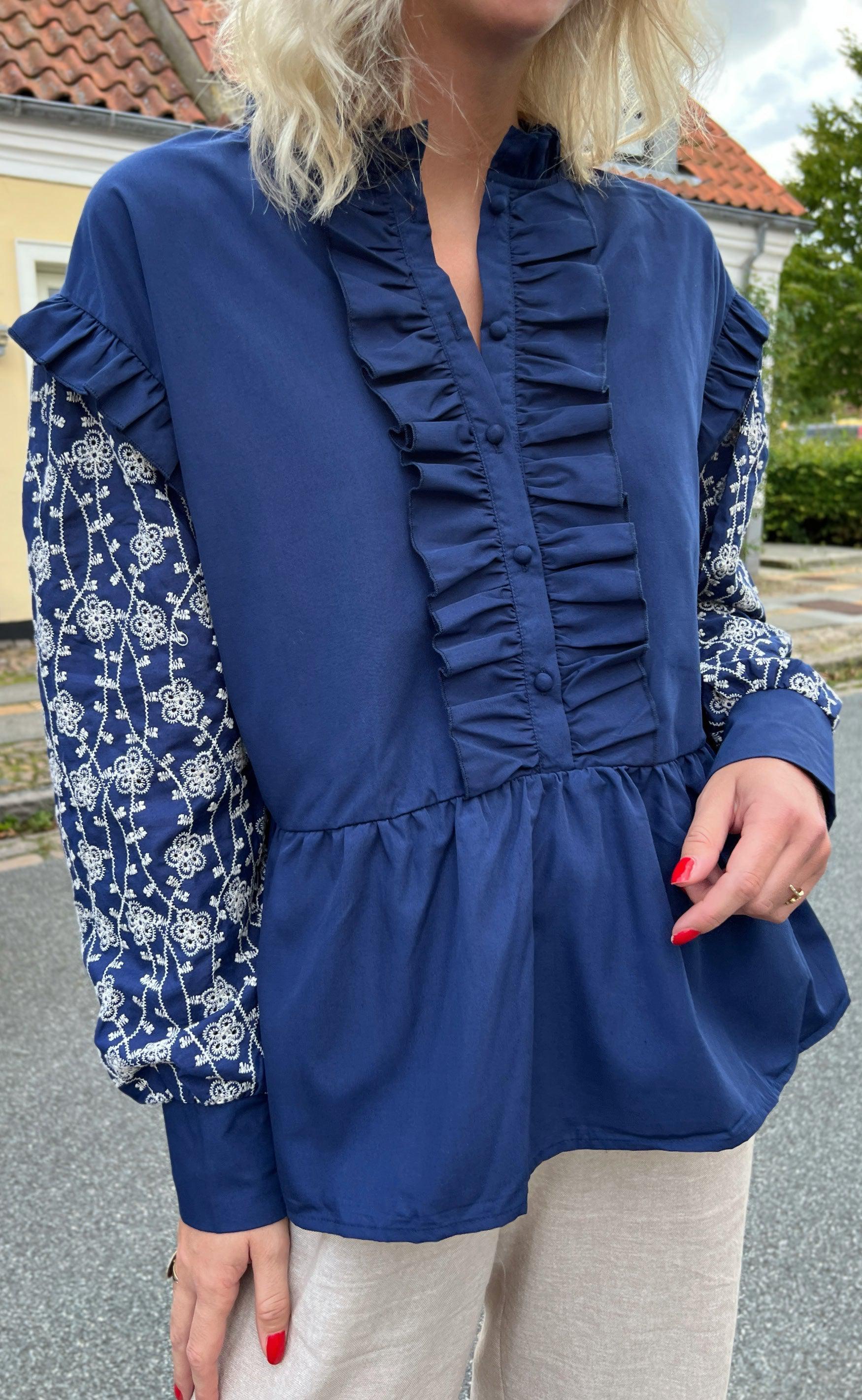 Say INA Copenhagen Bluse - Emily Broderi - Navy Blue / White