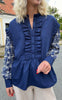 Say INA Copenhagen Bluse - Emily Broderi - Navy Blue / White