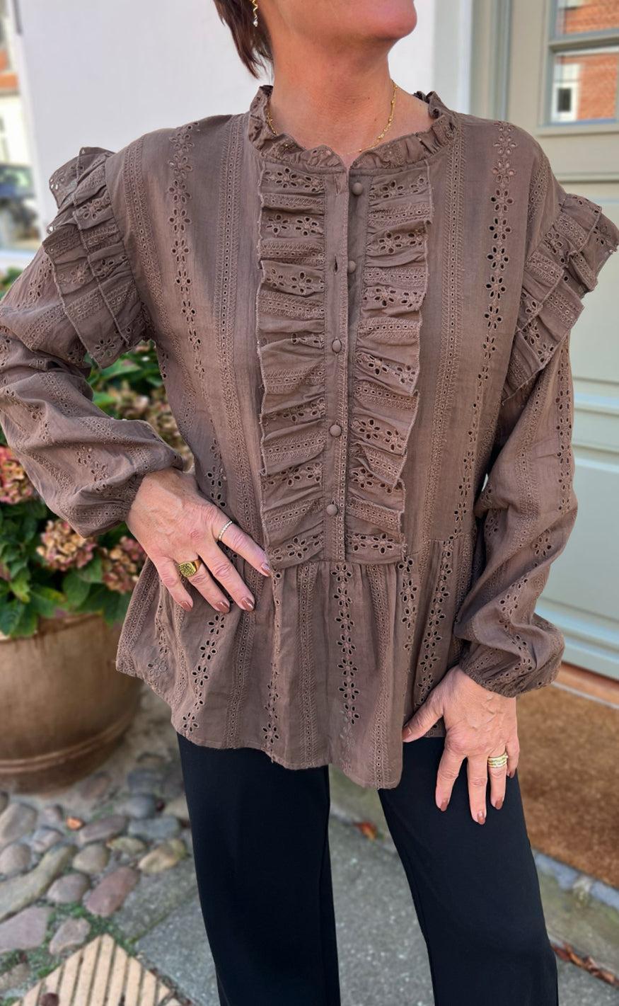 Say INA Copenhagen Bluse - Frida - Dark Brown Broderie Anglaise