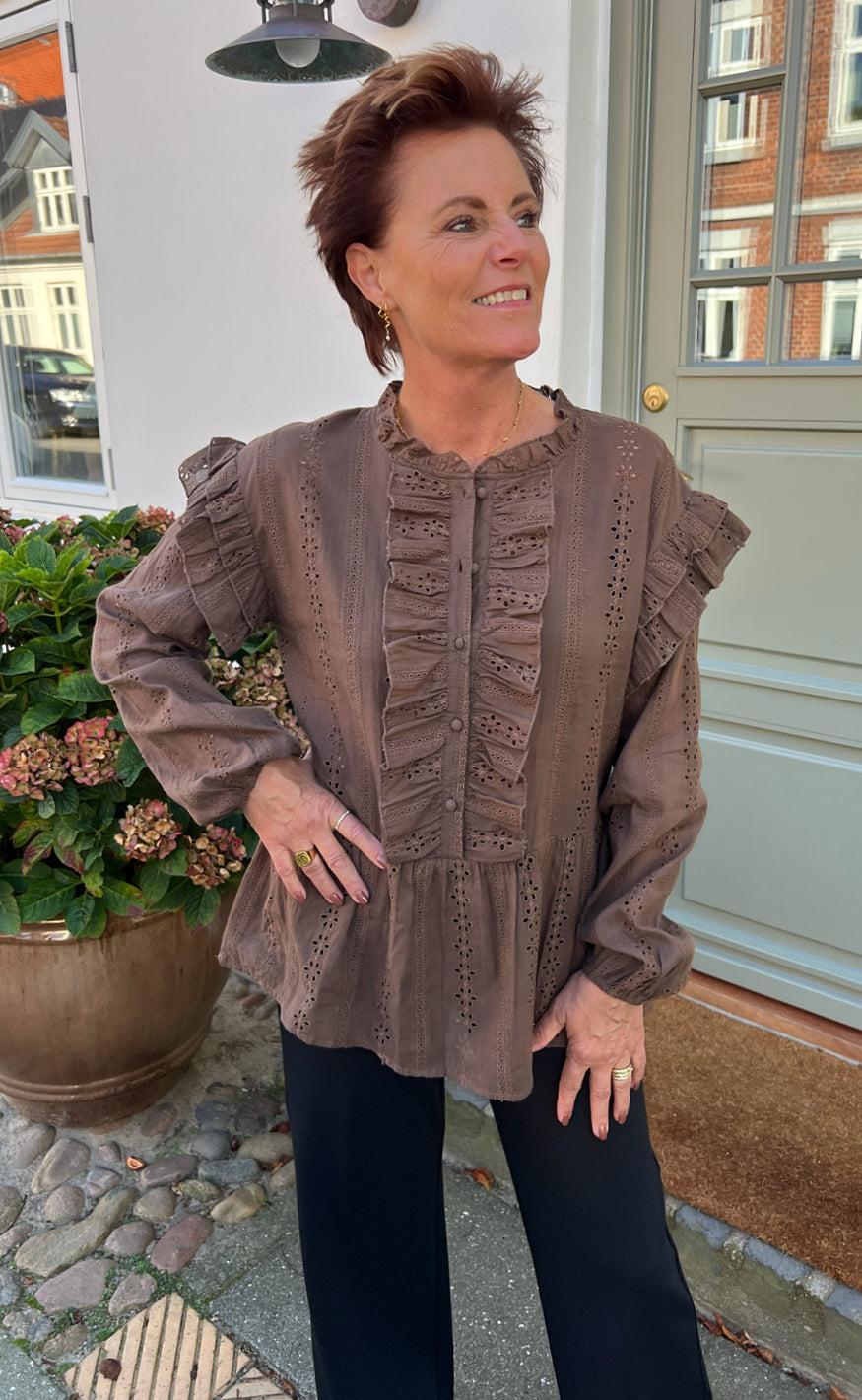 Say INA Copenhagen Bluse - Frida - Dark Brown Broderie Anglaise