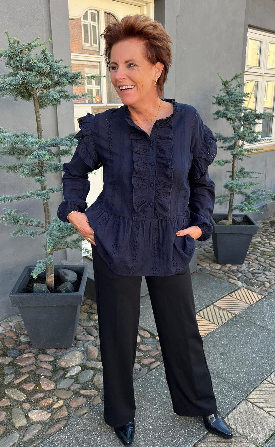 Say INA Copenhagen Bluse - Frida - Navy Blue Broderie Anglaise