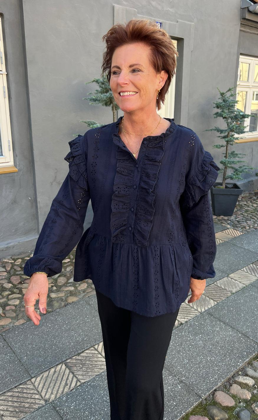Say INA Copenhagen Bluse - Frida - Navy Blue Broderie Anglaise