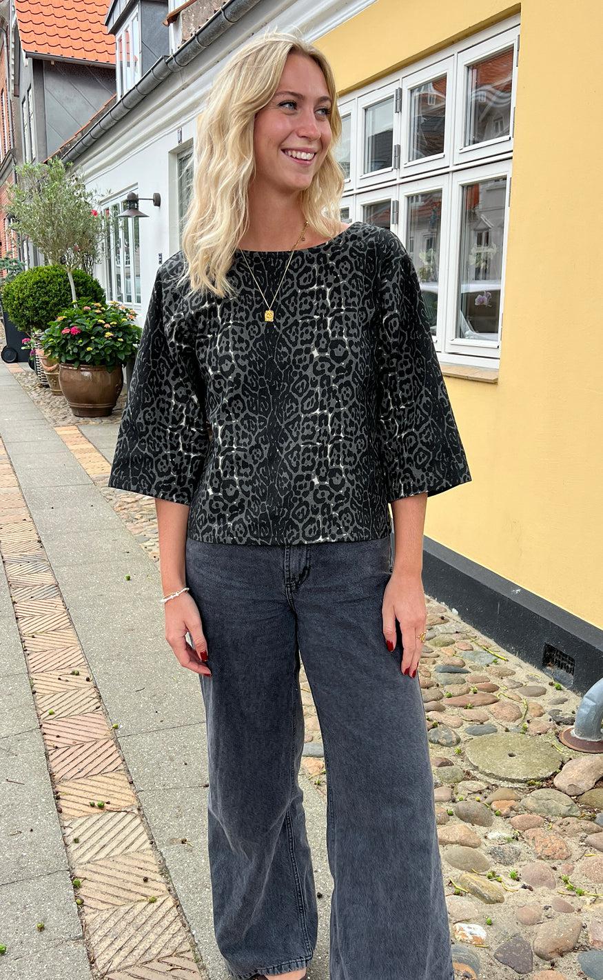 Say INA Copenhagen Bluse - Lara - Grey Leopard