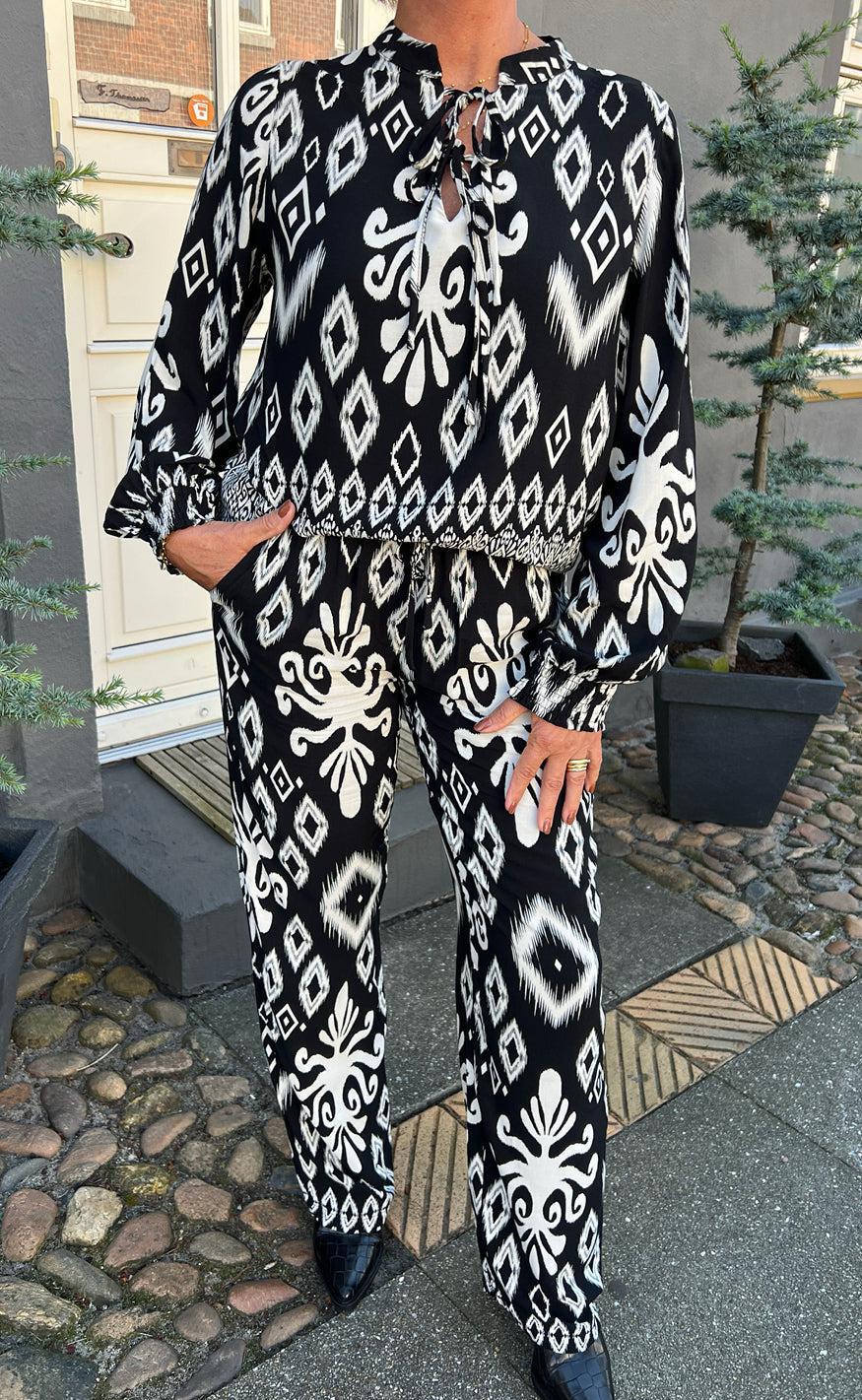 Say INA Copenhagen Bluse - Tora - Black/White Paisley