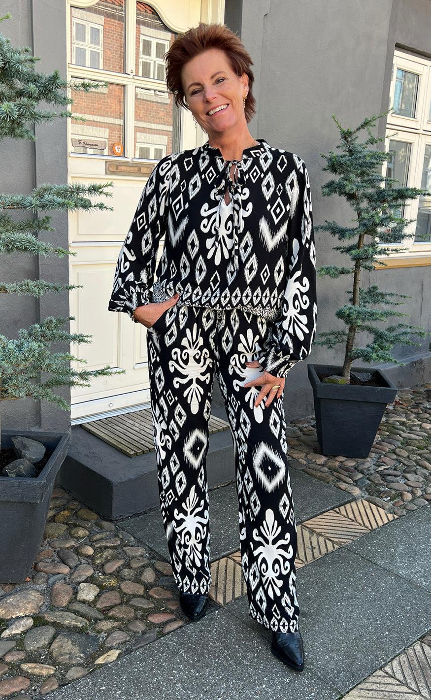Say INA Copenhagen Bluse - Tora - Black/White Paisley