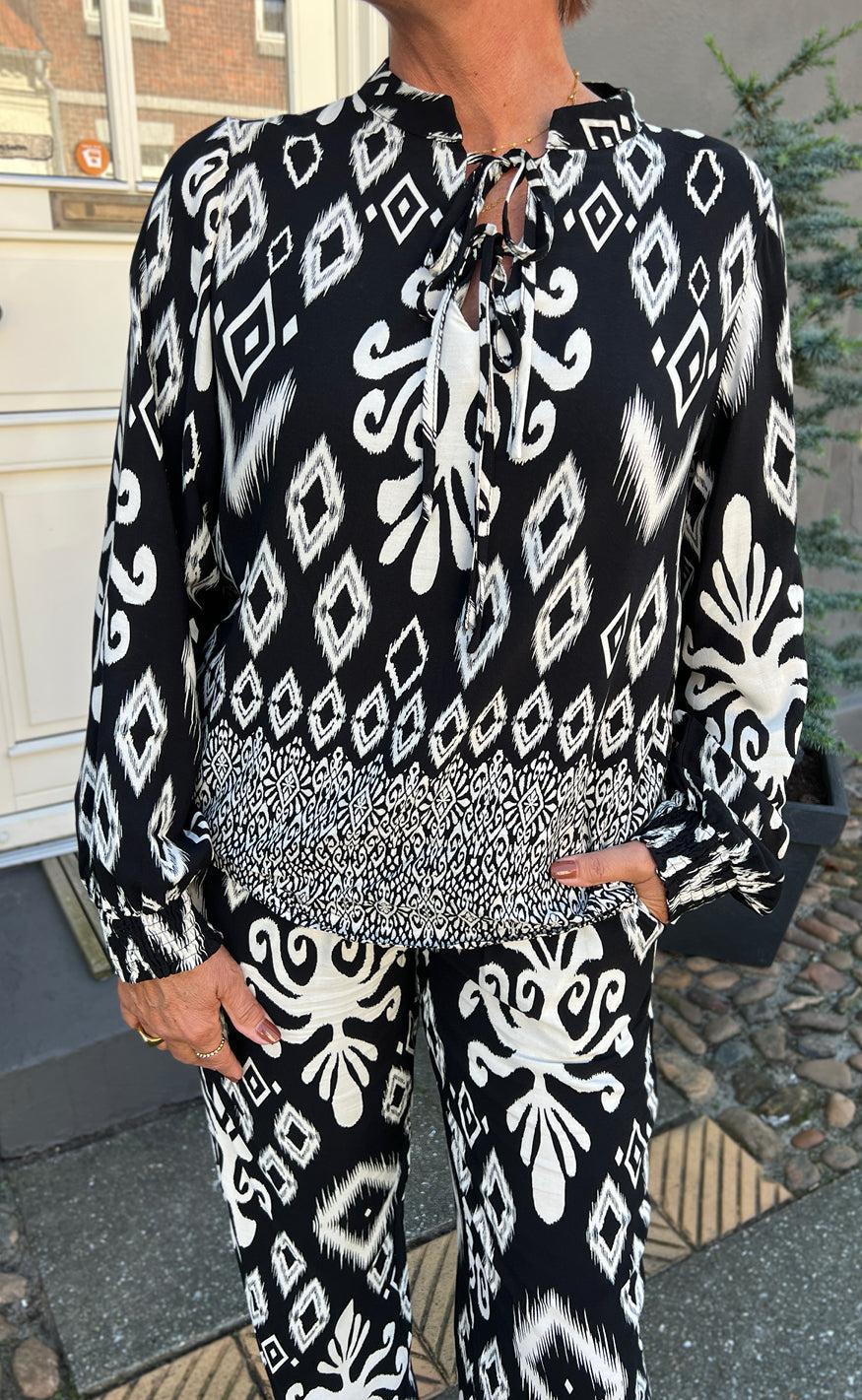 Say INA Copenhagen Bluse - Tora - Black/White Paisley