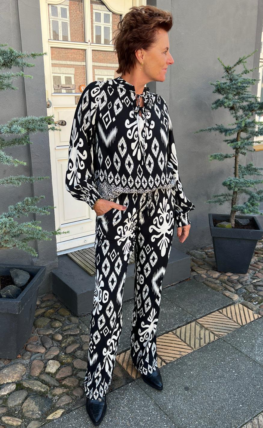 Say INA Copenhagen Bluse - Tora - Black/White Paisley
