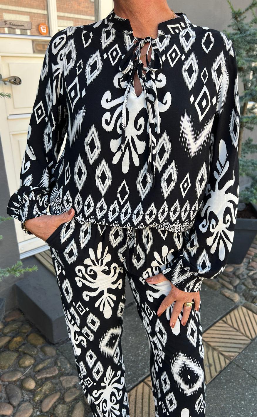 Say INA Copenhagen Bluse - Tora - Black/White Paisley